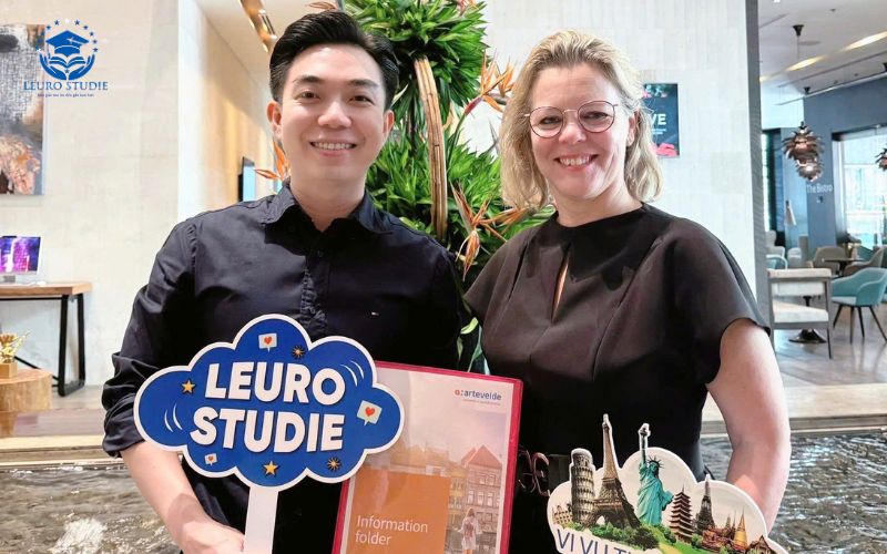 Ông Vũ Bình Lê với bà Sylvie Declercq