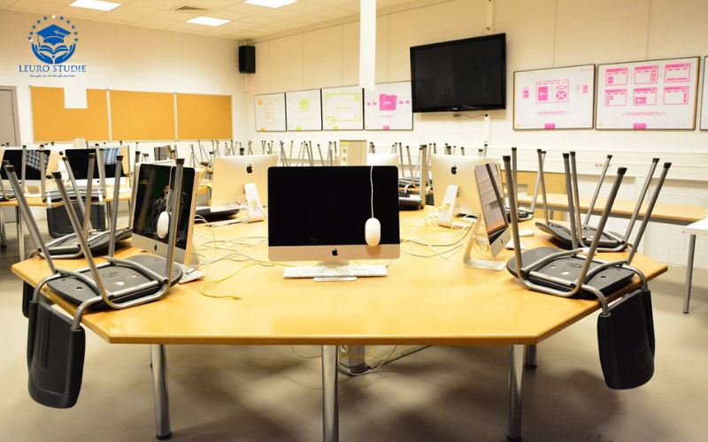 Trang thiết bị hiện đại phục vụ môn học